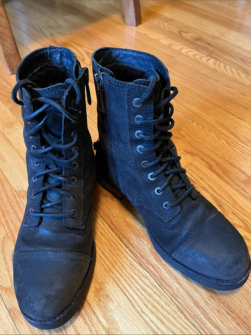 Ugg Black Combat Boots distressed leather Sherpa Lined 6/6.5 water resistant